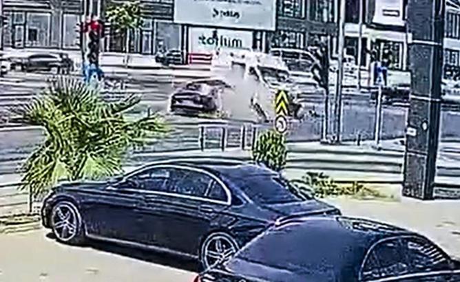 Mersin’de ambulans ile otomobilin çarpışması kamerada; 3’ü sağlık çalışanı 5 yaralı