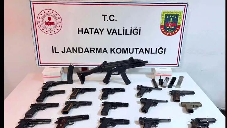 Hatay’da TIR ve dorsesinde 1'i makineli 17 tabanca ele geçirildi