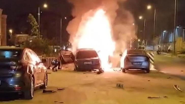 Sultanbeyli’de park halindeki araçlara çarpan otomobil alev aldı; kaçan sürücü yakalandı