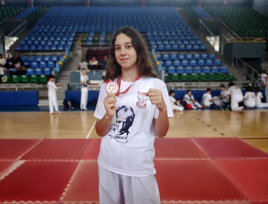 Uluslararası turnuvada kürsüye çıkan milli tekvandocu Eslin'in hedefi dünya şampiyonluğu