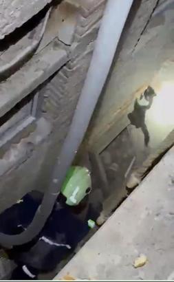 Havalandırma boşluğuna düşen kedi, kurtarma ekibini görünce kaçtı