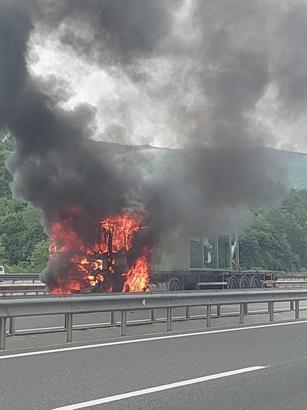 Bolu’da D-100 kara yolunda TIR, alev alev yandı
