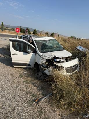 Hafif ticari araç takla attı: 1 ölü, 2 yaralı