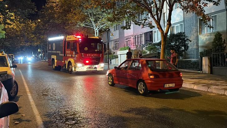Arızalanan otomobilini yolda bırakan alkollü sürücü, kaldırımda uyudu