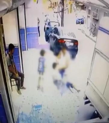 Gaziosmanpaşa'da sokakta oynayan çocukları yere düşürüp darbetti
