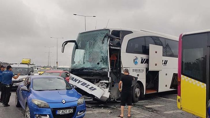 Arnavutköy'de yolcu otobüsü İETT otobüsüne çarptı: 5 yaralı