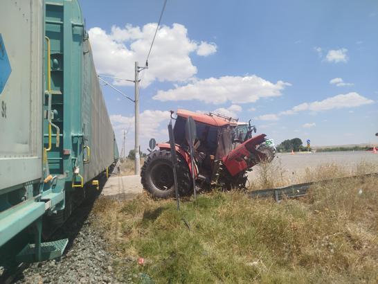 Yük treni, hemzemin geçitte traktöre çarptı: 1 yaralı