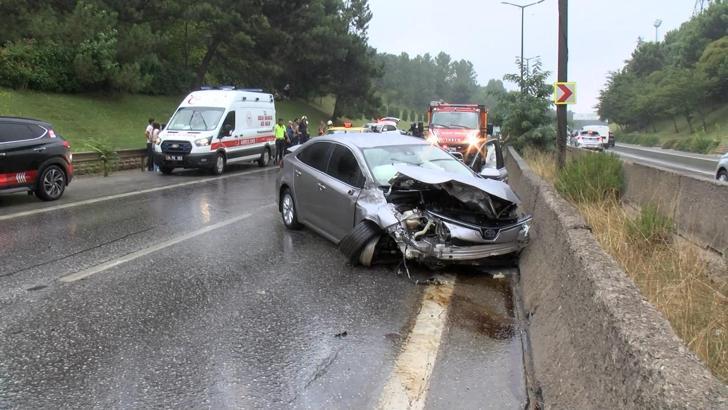 Sancaktepe’de kayganlaşan yolda 2 otomobil çarpıştı: 3 yaralı