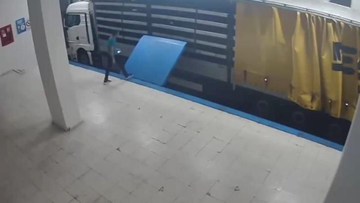 Suç örgütü üyesi TIR'ın gizli bölmesinde yurt dışına kaçmaya çalışırken yakalandı