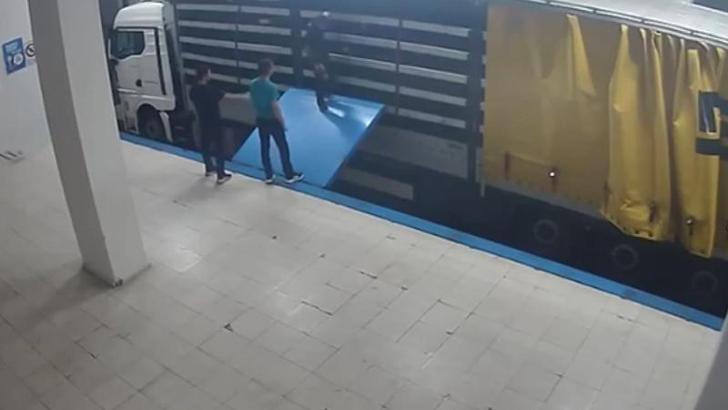 Suç örgütü üyesi TIR'ın gizli bölmesinde yurt dışına kaçmaya çalışırken yakalandı