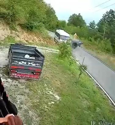 Otomobil ile işçi servisinin çarpıştığı kaza kamerada: 4 yaralı