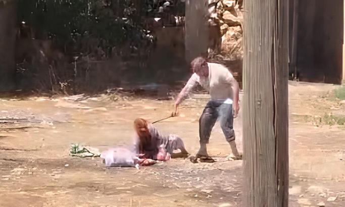 85 yaşındaki annesini sopa ile dövdü; o anlar kamerada