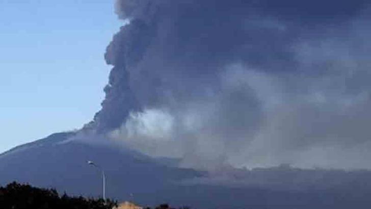 Etna Yanardağı kül püskürttü