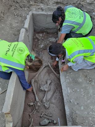 Aspendos'ta 2 bin 400 yıllık güreşçi mezarı keşfedildi