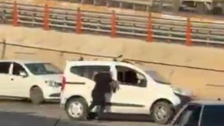 Kavga ettiği kardeşinin aracına tutunup, camdan girmeye çalıştı
