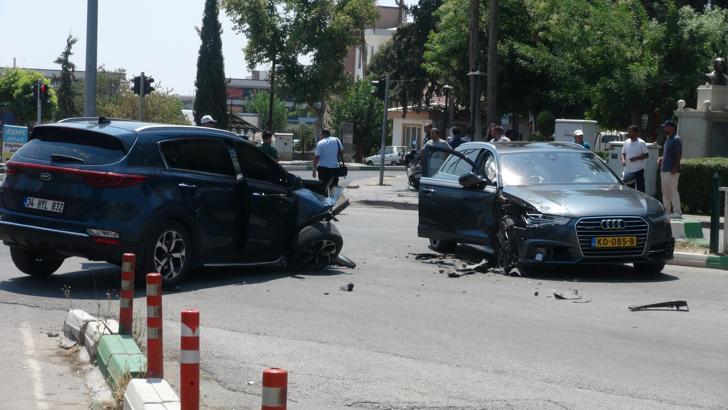 Kilis'te otomobiller çarpıştı; 4 yaralı
