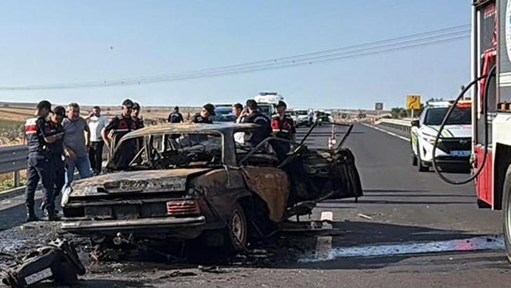 İki otomobilin çarpıştığı kazada araçlardan birinde yangın çıktı: 1 ölü, 2 yaralı