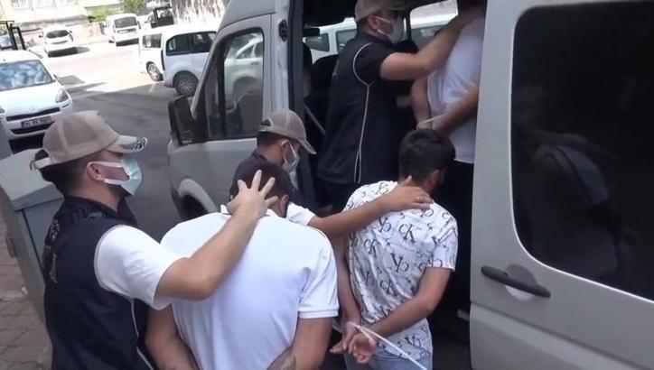 ‘Uyuşturucu ve fuhuşla mücadele’ adı altında 2 kişiyi darbeden 6 şüpheliden 3’ü tutuklandı