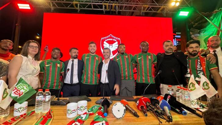 Amed Sportif Faaliyetler’de 5 futbolcu için imza töreni