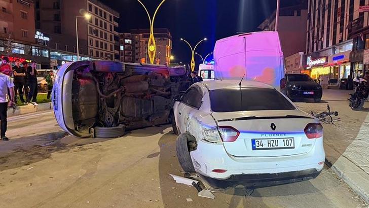 Otomobil, park halindeki 2 araca çarpıp devrildi; 4 yaralı