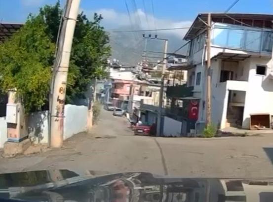 Sürücüsünün yol vermek için geri manevra yaptığı otomobil duvara çarptı; kaza kamerada