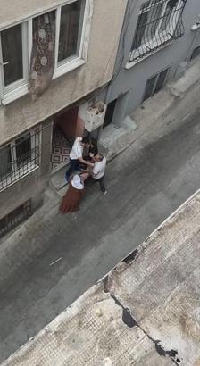 Beyoğlu’nda eniştesinin dükkanında fön çektirdi; para vermek istemeyince taş ve sopalarla evini bastılar
