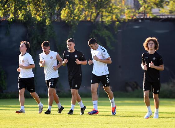Altay, 17 eksikle çalışıyor