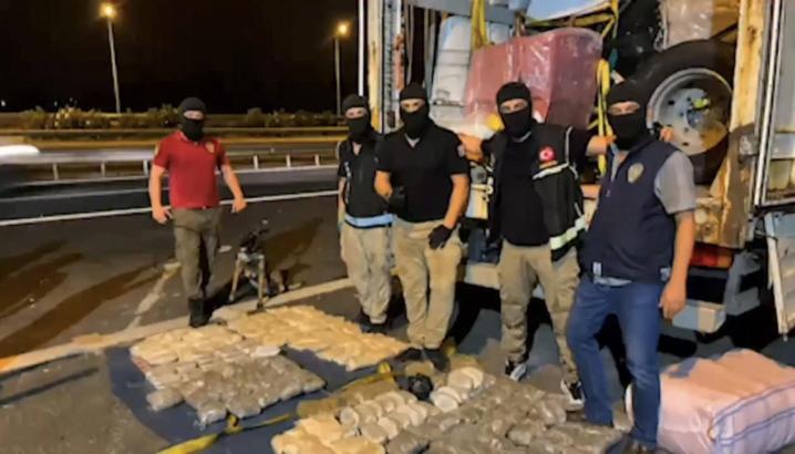 Osmaniye’de kamyonette 89,5 kilo uyuşturucu ele geçirildi