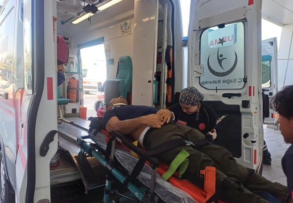 Lastiği patlayan hafif ticari araç devrildi: 3 yaralı