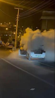 Seyir halindeki otomobil alev alev yandı