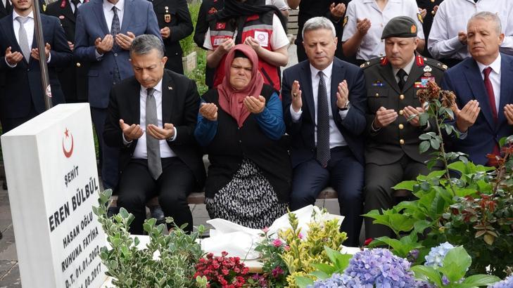 Şehit Eren Bülbül, kabri başında anıldı