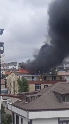 Arnavutköy'de 3 katlı binanın çatısında yangın -1