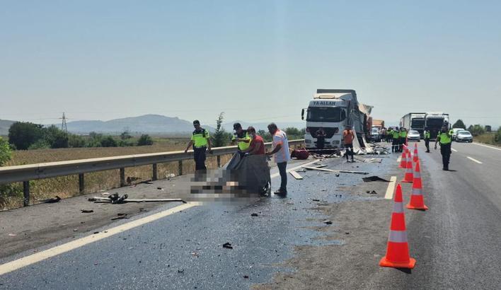 TIR'ının arızasını gidermeye çalışırken kamyonun çarptığı şoför öldü