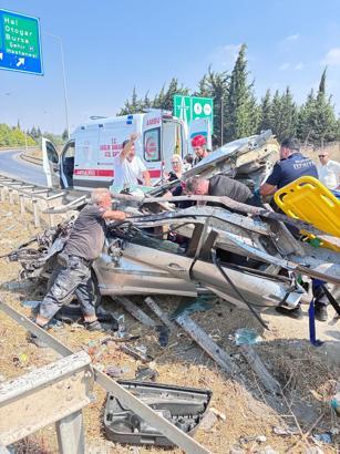 Bariyerlere çarpan otomobil, hurdaya döndü; sürücü ile eşi yaralandı