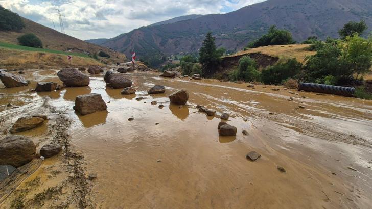 Heyelan nedeniyle Yedisu-Karlıova kara yolu ulaşıma kapandı