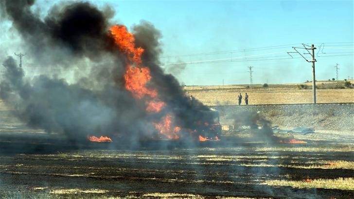 TIR’daki yangın, tarlaya sıçradı