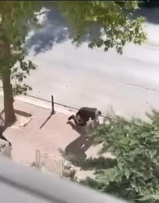 Yolda karşılaştığı husumetlisini bıçakla öldürdü; o anlar kamerada