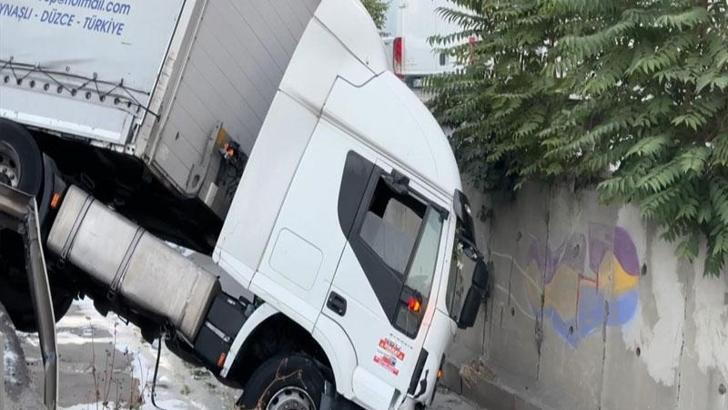 Esenler’de kumaş yüklü TIR, dere yatağına düştü: 1 yaralı