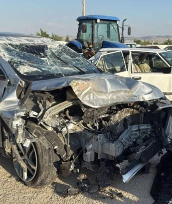 Otomobiller kafa kafaya çarpıştı: 1 ölü, 7 yaralı
