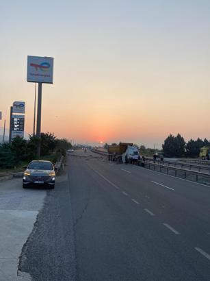 Hafriyat kamyonu bariyerlere çarptı; 1 ölü, 1 yaralı