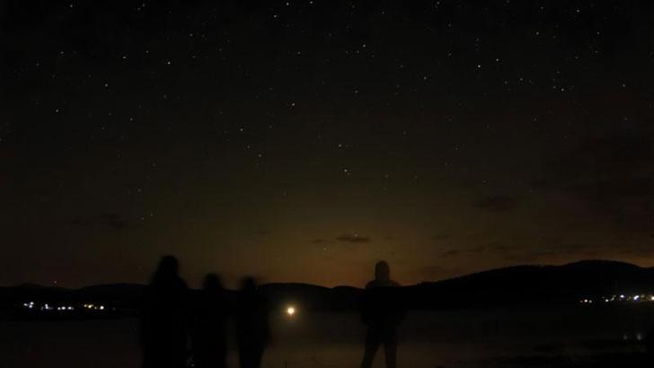 Göl kenarındaki etkinlikle Perseid meteor yağmurunu izlediler