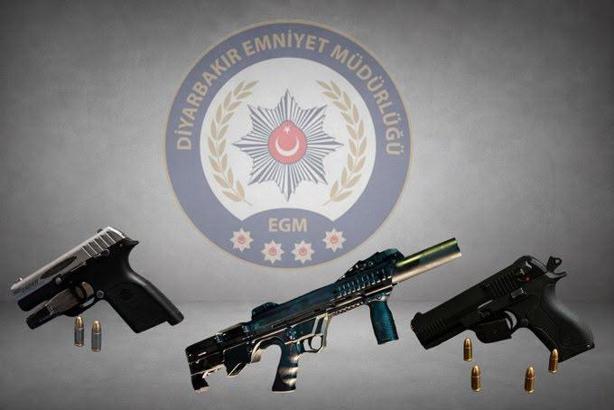 Diyarbakır’da polis denetimlerinde 3 silah ele geçirildi