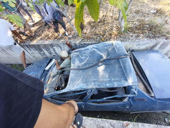 Sulama kanalına düşen otomobilin sürücüsü yaralandı