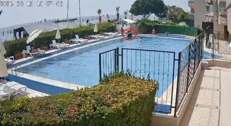 Havuzda boğulma tehlikesi geçiren çocuğu görevli kurtardı; o anlar kamerada