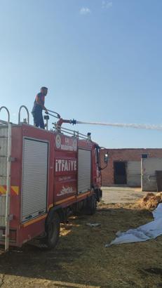 40 ton saman balyası yandı
