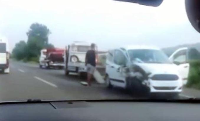 Hafif ticari araç ile otomobil çarpıştı; 1 çocuk öldü, 4 yaralı