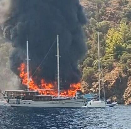 Fethiye’de koydaki tekne yandı, 115 yolcu suya atladı