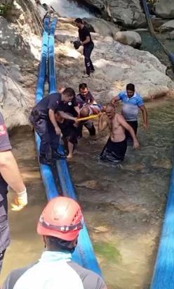 Boruyu tamir ederken kayalıklardan düşen muhtar yaralandı