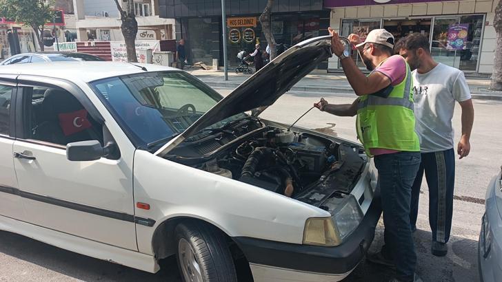 Yedek su deposu patlayan otomobil hasar gördü