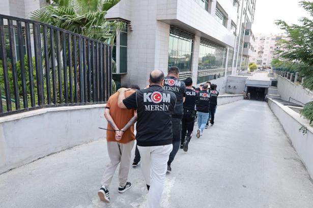 Silahlı saldırı hazırlığındaki 2 kişi ile bağlantılı oldukları 4 şüpheli tutuklandı